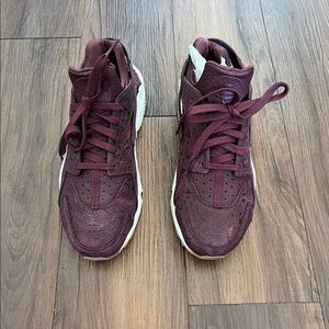 Nike Huarache Run Premium ‘Maroon Night’ size 10.5 women